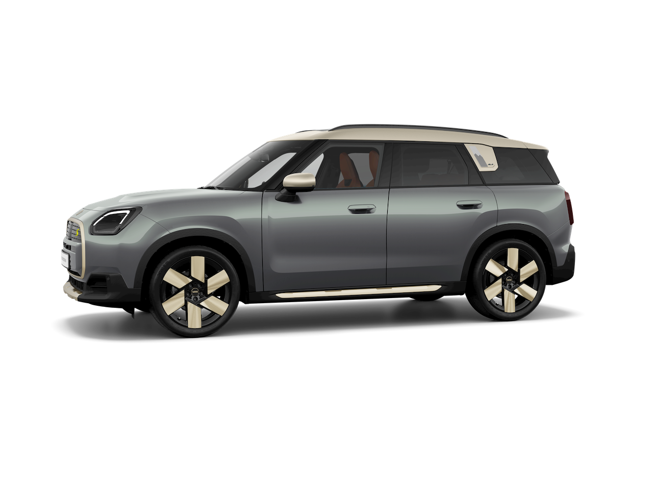 Ein MINI Countryman steht seitlich dargestellt vor einem dunklen Hintergrund.